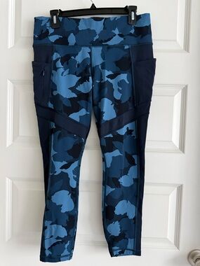 Athleta women’s  Blue Camo Active Leggings with Side Pockets. Size Large.